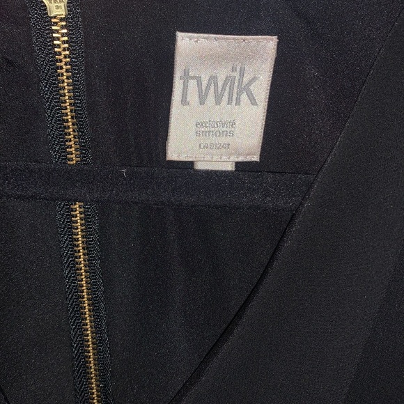 Black V-neck small dress with a bow that can cross in the front or back - Picture 5 of 5